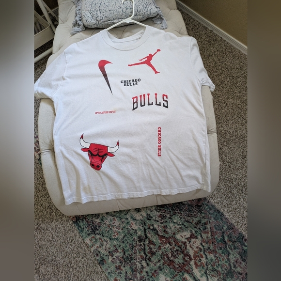 Nike Other - Nike White Chicago Bulls Graphic T-Shirt